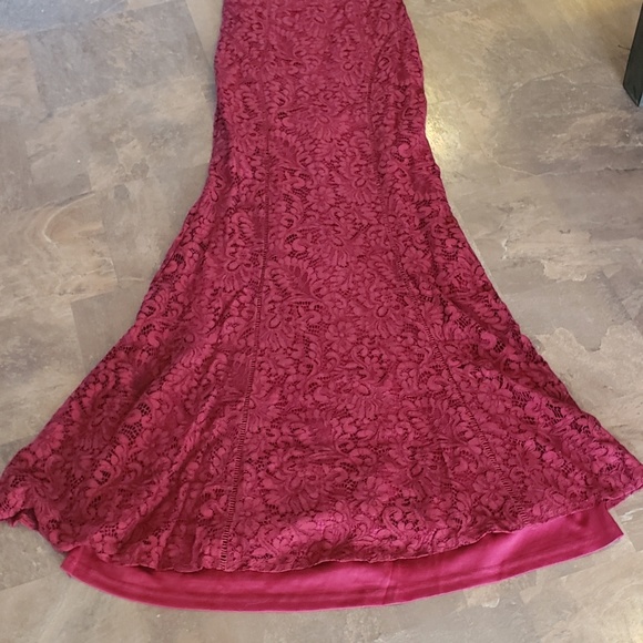 Open Back Burgundy Lace V-neck Mermaid Evening Gown JTE107
